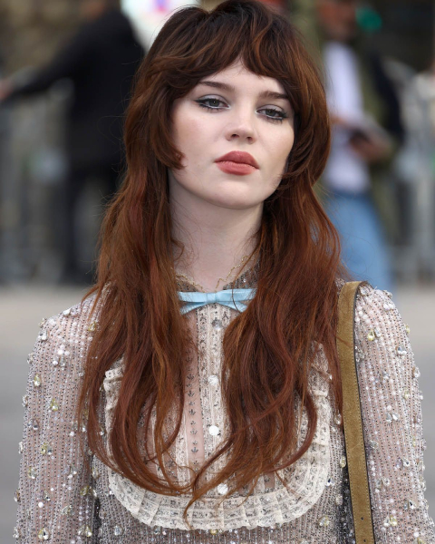 2026 romantic hair trend sophie thatcher with piecey layered hair