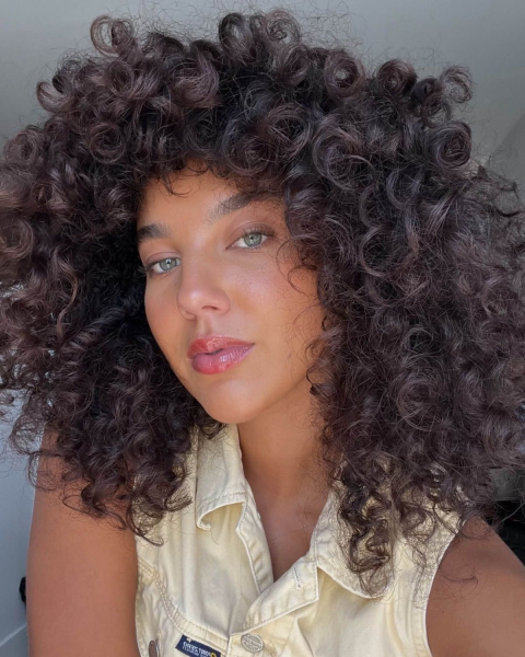 romantic hair trend 2026 voluminous curly romantic hair